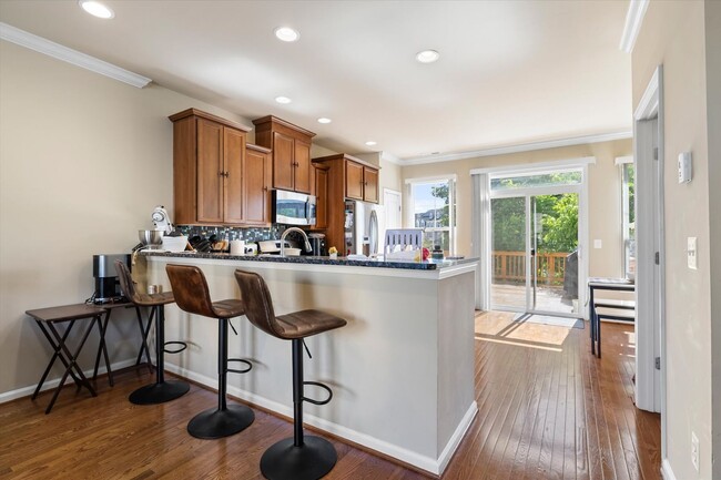 Building Photo - 3-Level Townhome in Woodstream!