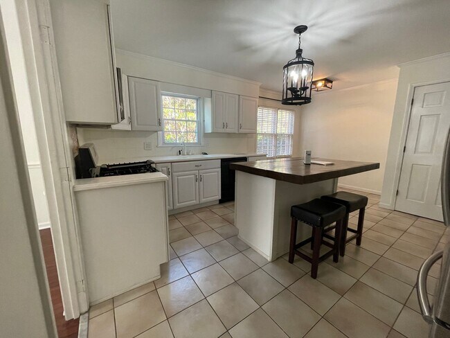 Building Photo - Large 4/4 House in Maplewood $2,650