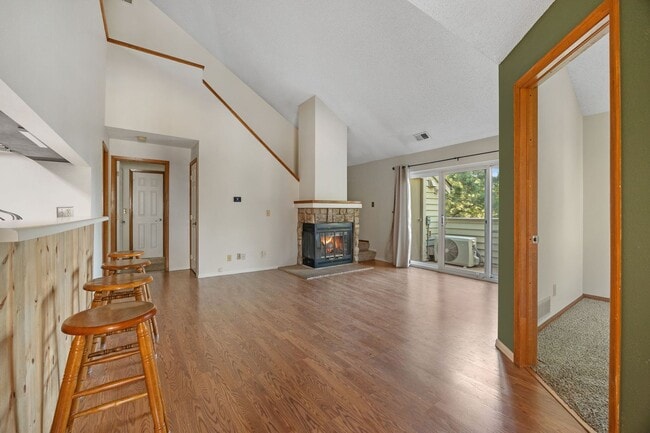 Building Photo - Spacious 3BR/3BA Condo w/ Loft & Vaulted Ceilings!