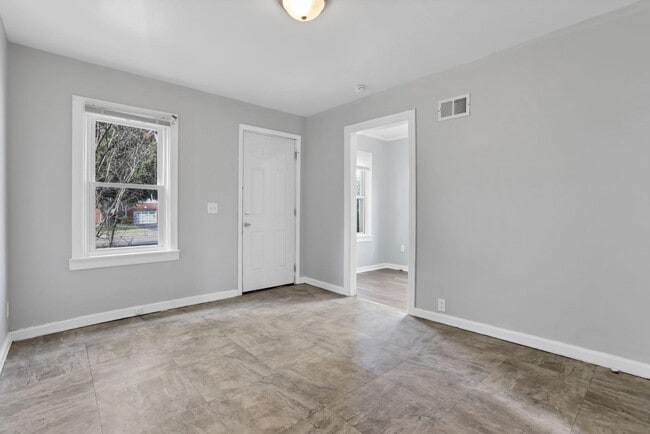 Building Photo - 590-592-592 Robinwood Ave