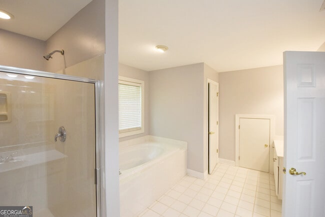 Building Photo - 204 Lenox Dr