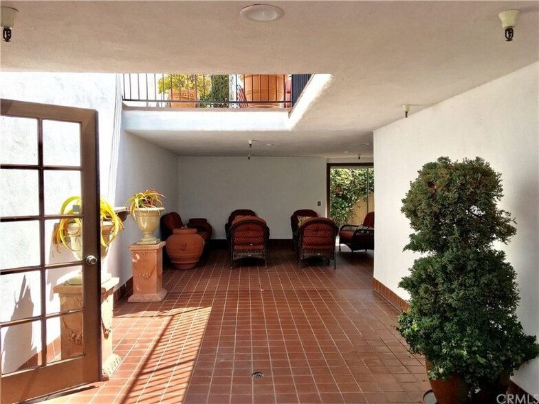 Building Photo - 147 Avenida Serra