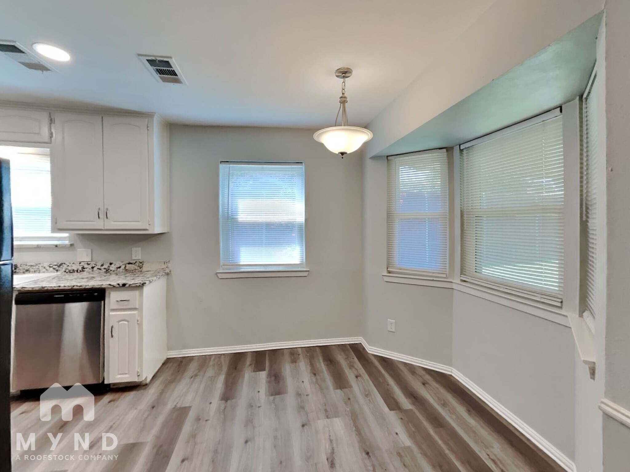 Building Photo - 904 Redbud St