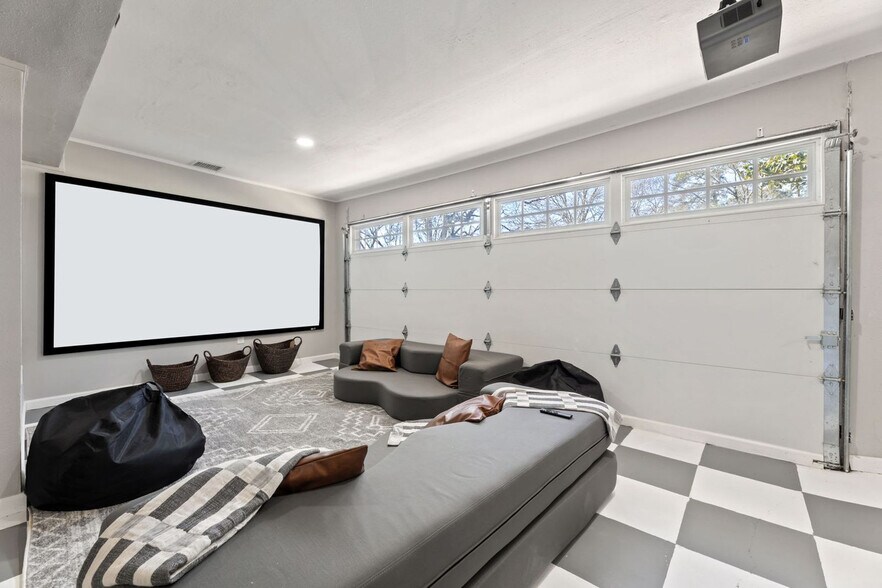 Building Photo - 9123 Kerr Dr