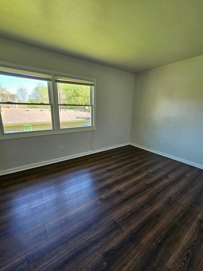 Building Photo - Two Bedroom Apartment off Rodman