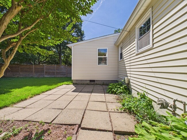 Building Photo - 6514 Stuart Ave