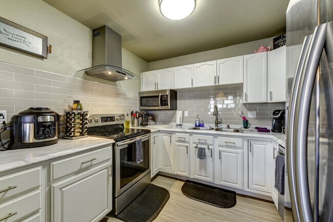 Building Photo - Amazing 3 Bedroom 3 Bath Home (1800sqft+) ...