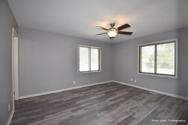 Building Photo - 106 W Kendall Dr