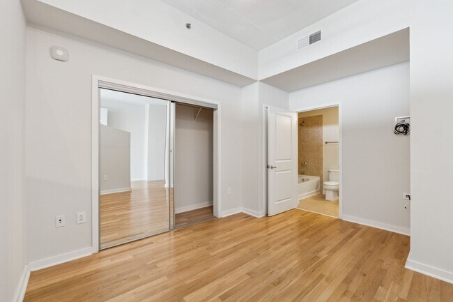Building Photo - Spacious 1 Bedroom Condo in Heart of Buckh...