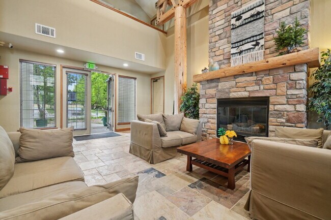 Building Photo - Gorgeous third floor - 1bd/1ba condo