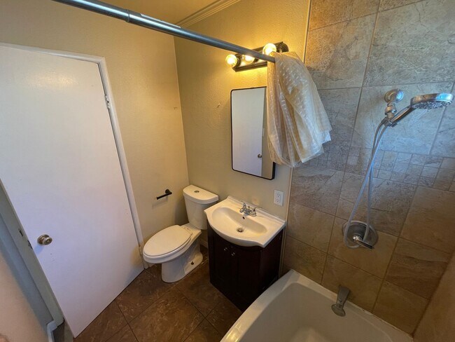 Building Photo - 3 Bedroom, 1.5 bath home in Chico, Just off the Esplanade, Excellent Location, Large Backyard