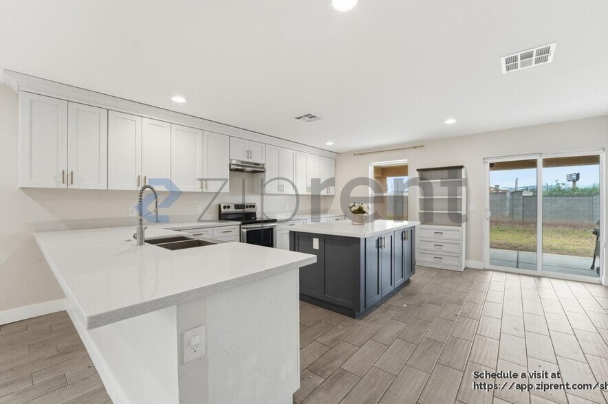 Building Photo - 1121 E Apache St