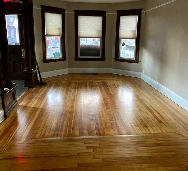 Large living area with hardwood floors - 209 N Brandywine Ave