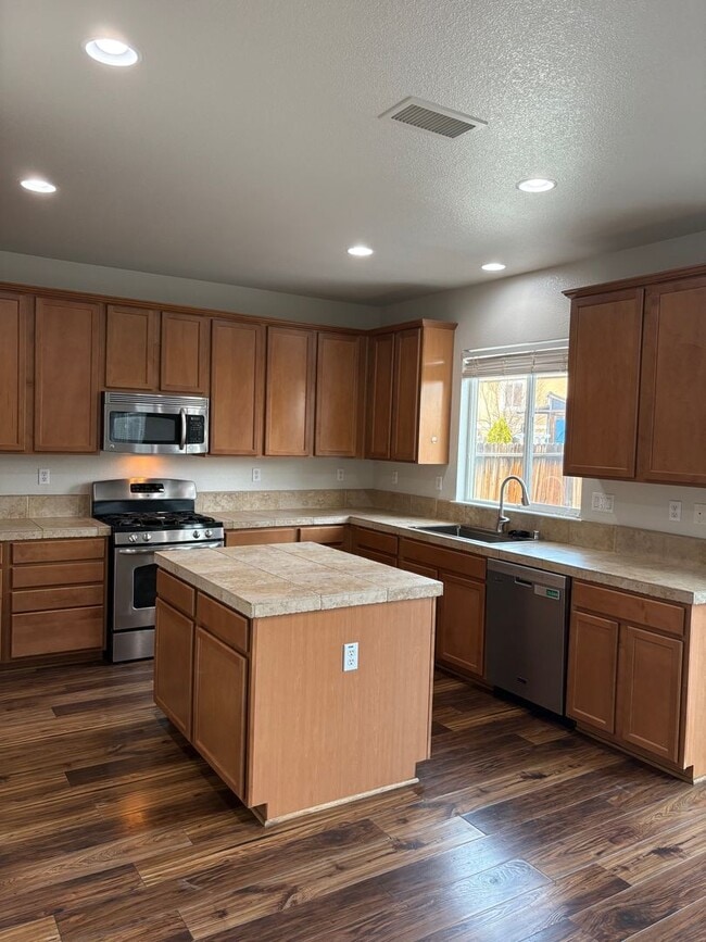 Building Photo - Freshly painted  5 bedroom 3 bath home