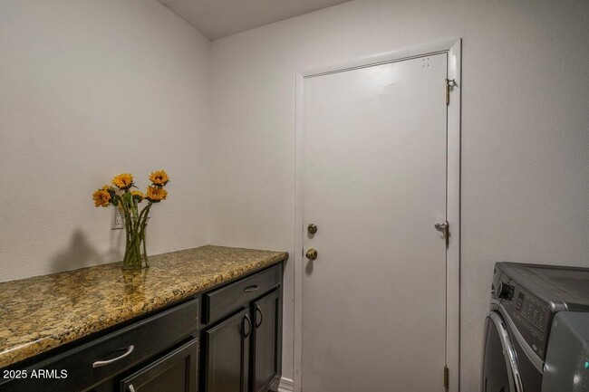 Building Photo - 4526 E Paradise Ln