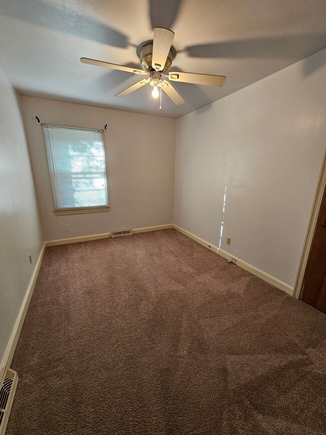 Building Photo - 3 BR near Parkside Park!
