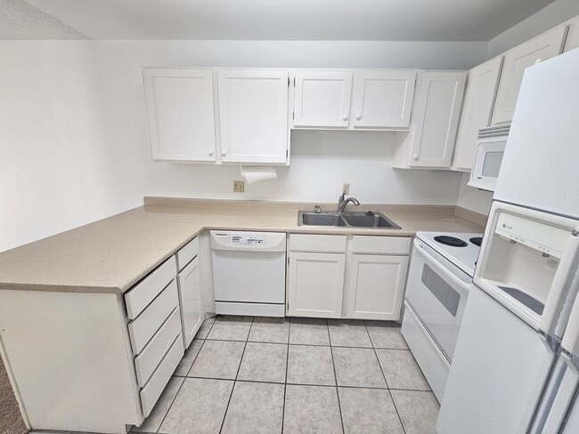 Building Photo - Great 3 Bed / 2 Bath Duplex in Millcreek