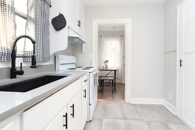 Building Photo - 1532 W Huisache Ave