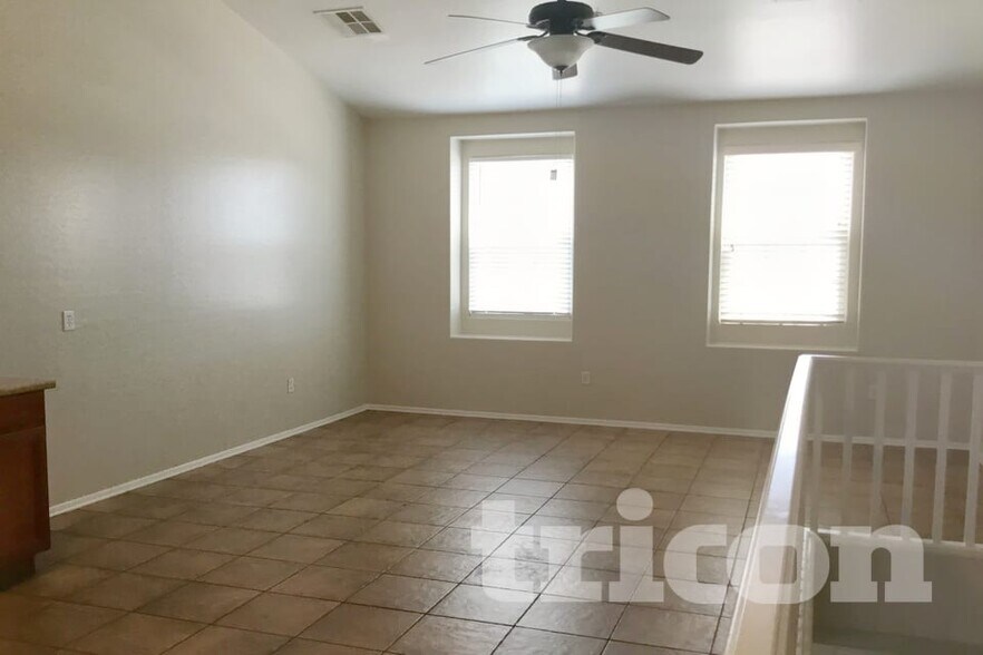 Building Photo - 2355 E Huntington Dr