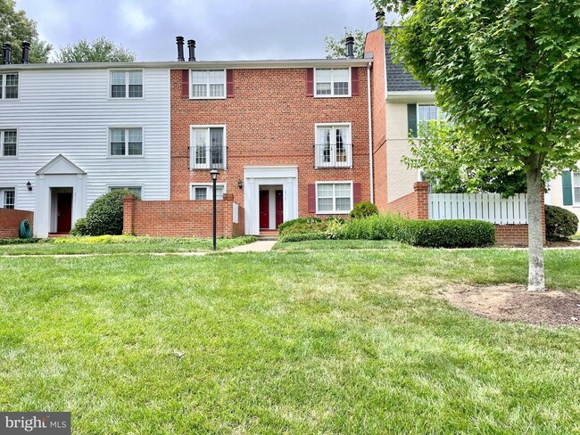 Building Photo - 2713 S Walter Reed Dr