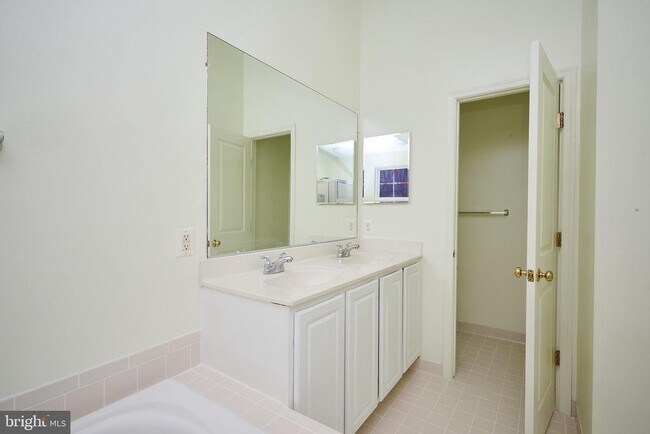 Building Photo - 43259 Sunderleigh Square