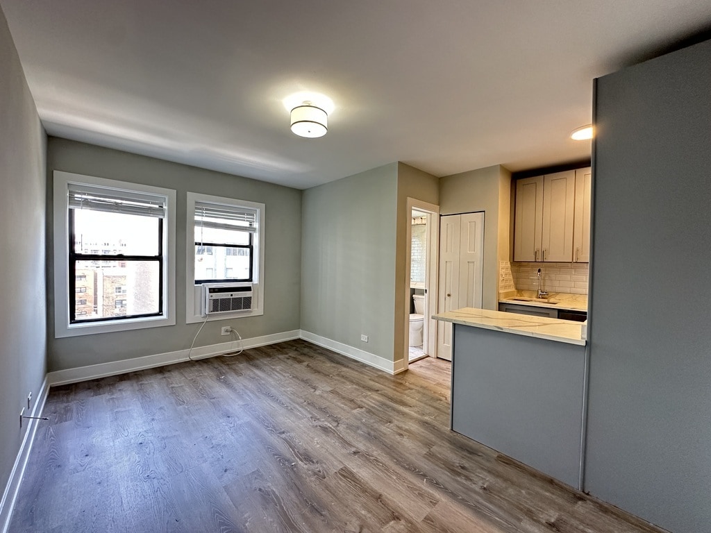 Building Photo - 545 W Belmont Ave