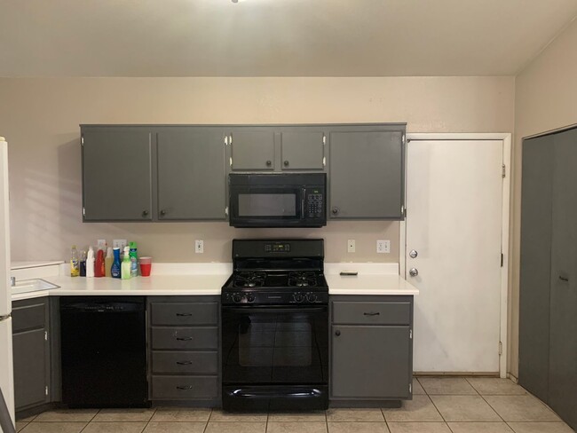 Building Photo - 3 Bedroom/2 Bathroom home has spacious lan...