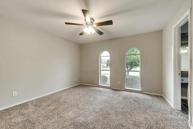 Building Photo - 5806 Everglade Rd