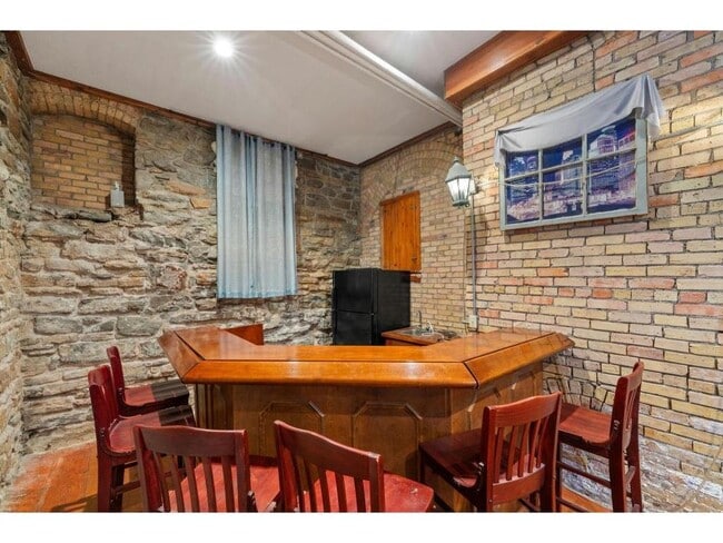 Building Photo - 609 S 9th St