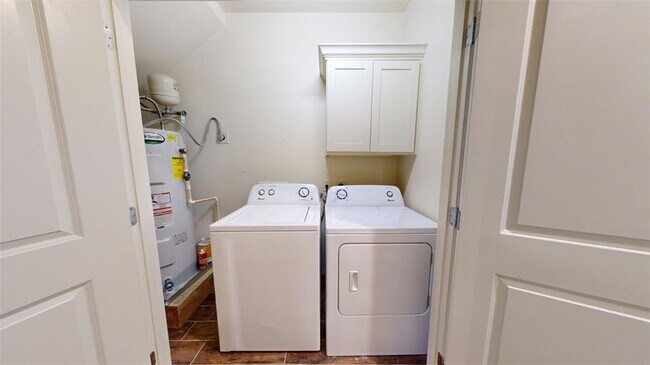 Building Photo - 102 Richards St