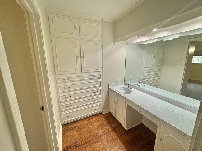 Building Photo - Gorgeous 3 Bedroom South Highland Home with Bonus Room!