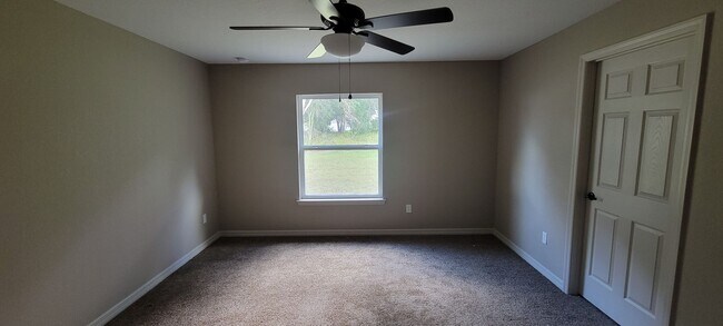 Building Photo - 3/2 Home No HOA Located In Ocala