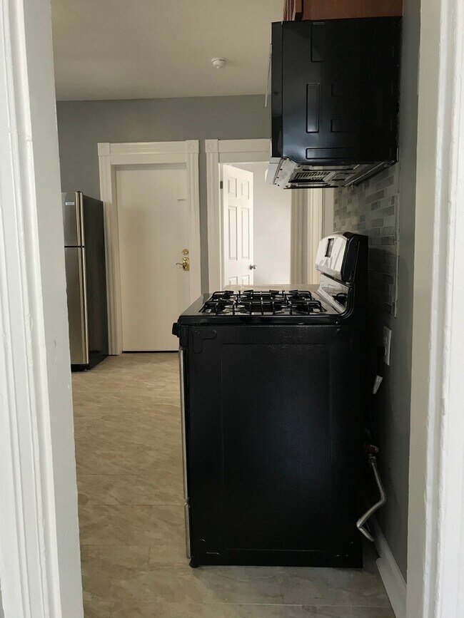 Building Photo - 353 Poplar St