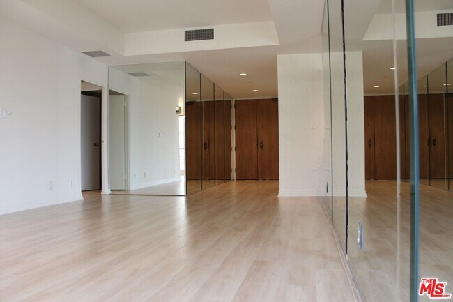 Building Photo - 10790 Wilshire Blvd