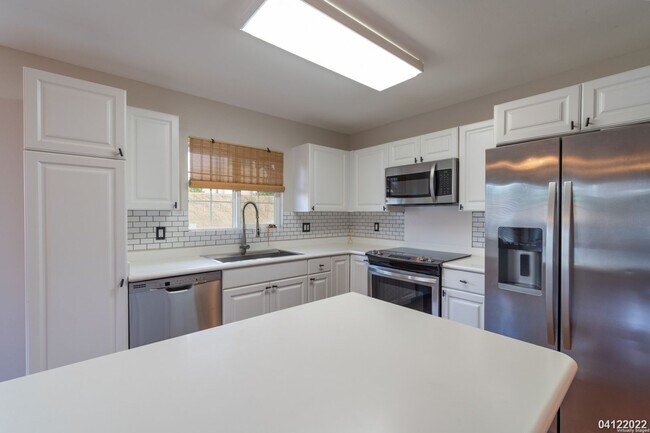 Building Photo - PRIME CORNER UNIT WITH CENTRAL AC!!! 3BR, 2.5BA WITH 2-CAR GARAGE