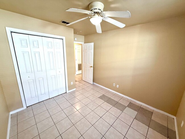 Building Photo - 424 Amires Pl