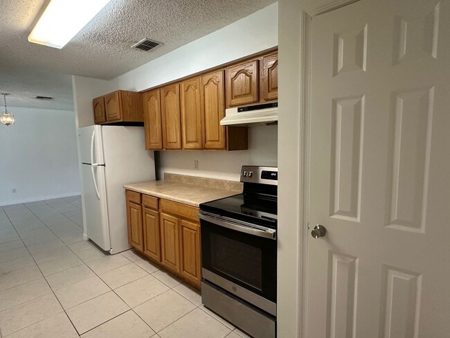 Building Photo - Charming 2-Bed, 2-Bath Home with Garage & ...