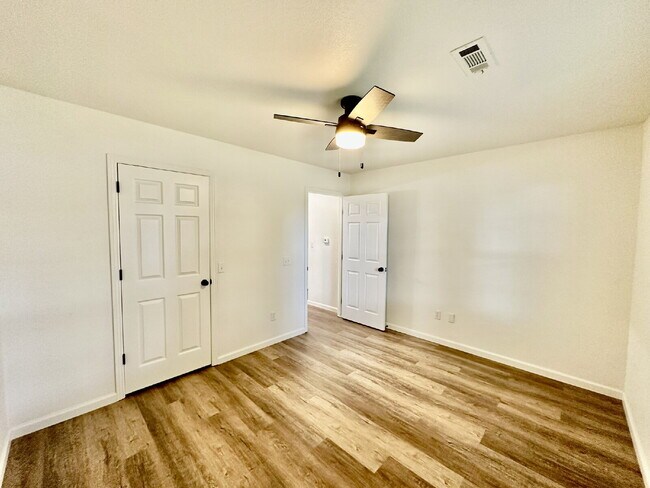 Building Photo - 802 E Kara Ln