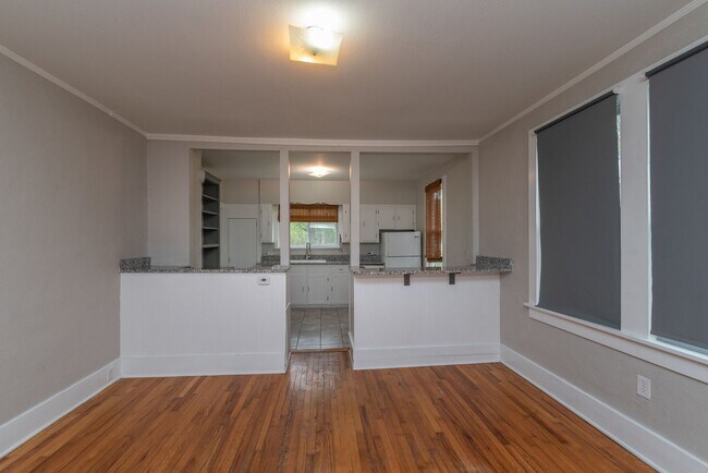 Building Photo - Spacious 2 Bedroom Cottage w/ Granite & Ha...