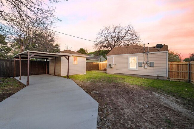 Building Photo - Fully Furnished, Fully Updated, Fully Fort Worth!