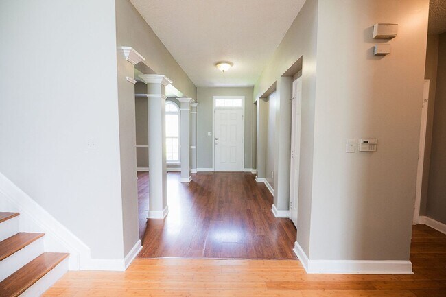 Building Photo - Spacious beautiful 5 bedroom 2.5 bath home...
