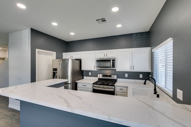 Building Photo - Stylish Townhouse Near the Strip with Dual Suites