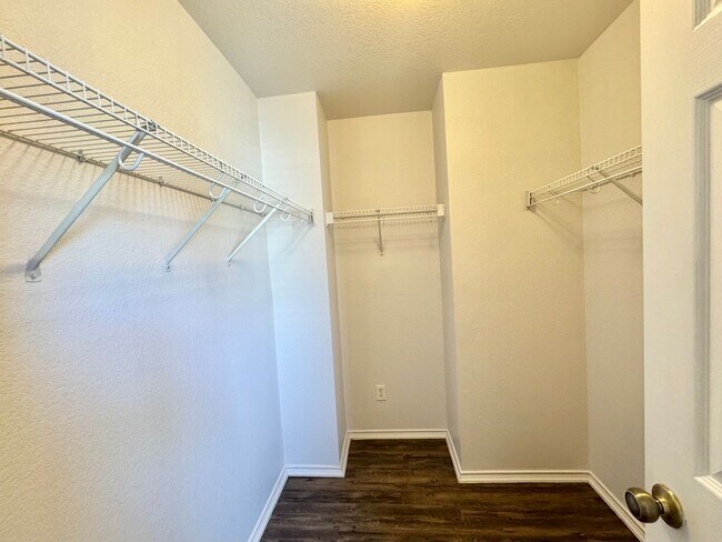 Building Photo - Beautiful 2 Story Home!