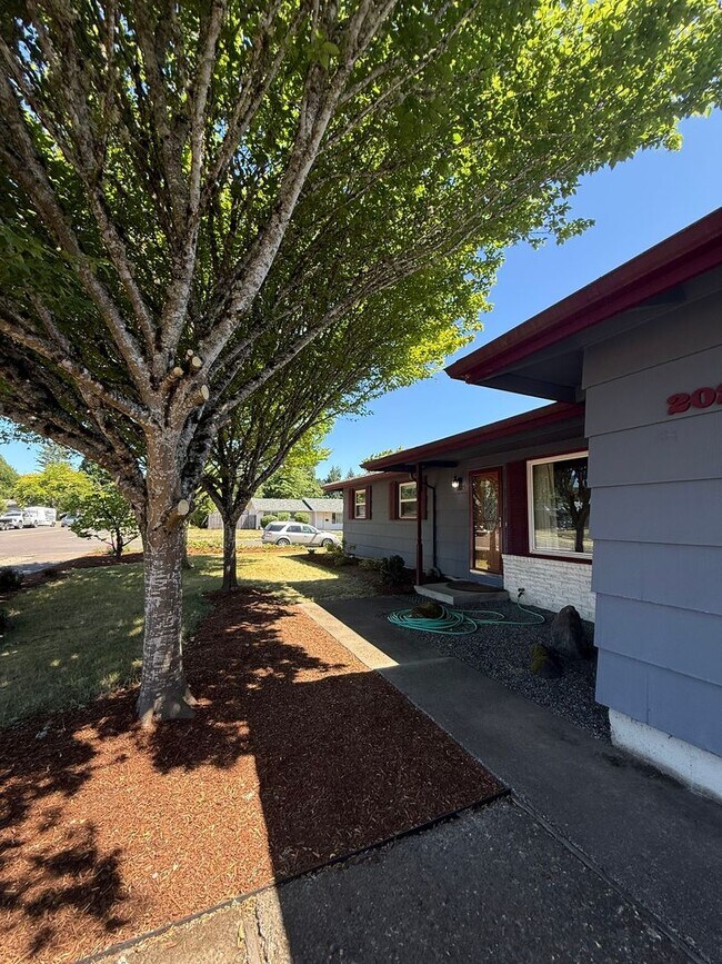 Building Photo - Stunning Pet Friendly Three Bedroom Corval...