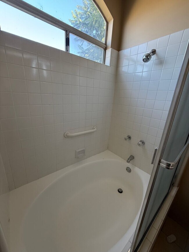 Building Photo - Beautiful 2 Bed, 2.5 Bath Townhome in Desi...