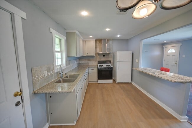 Building Photo - 3814 Nan St