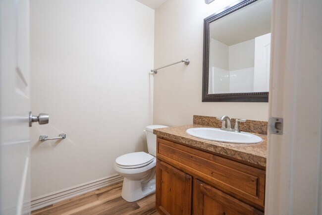Building Photo - Modern 3 Bed, 2.5 Bath Townhouse - Excelle...