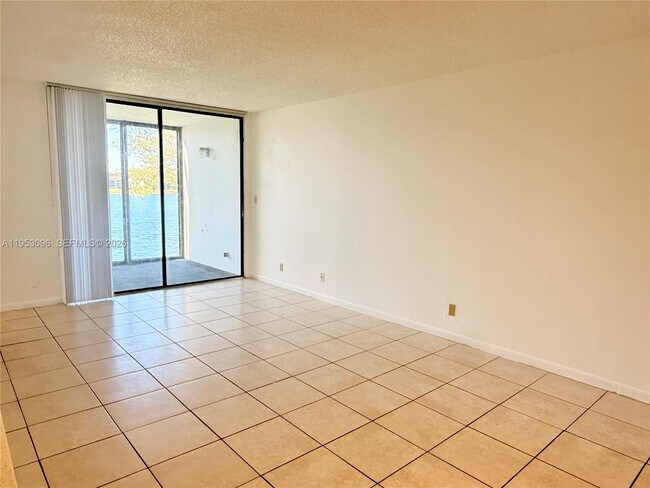 Building Photo - 210 Lake Pointe Dr