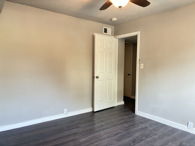 Building Photo - 7510 Shady Villa Lane #22