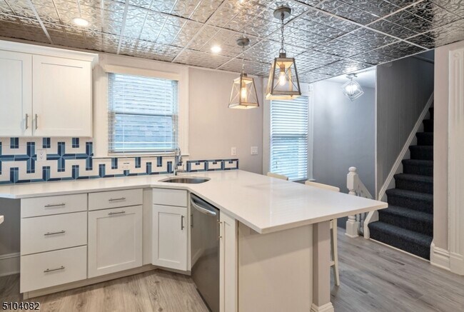 Building Photo - 204 Forest St